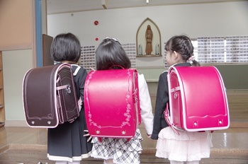 特集 小学校の入学式での服装 女の子は白や淡い色合いのジャケットが華やかでおすすめ 日々の幸せをプラス